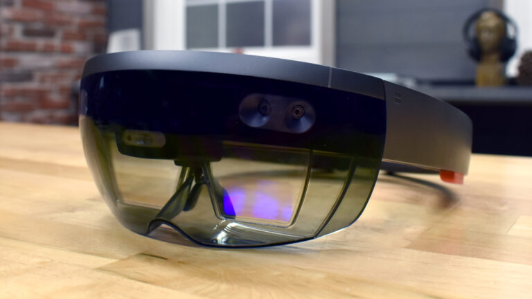 Обновление HoloLens: двуручное управление и повсеместный Fluent Design