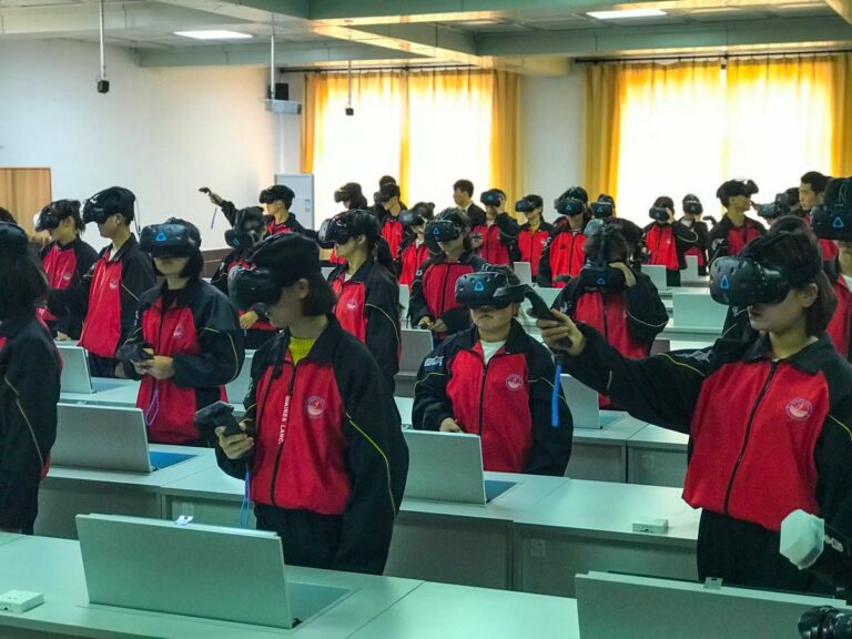 HTC отправит в ВР сотни китайских школьников