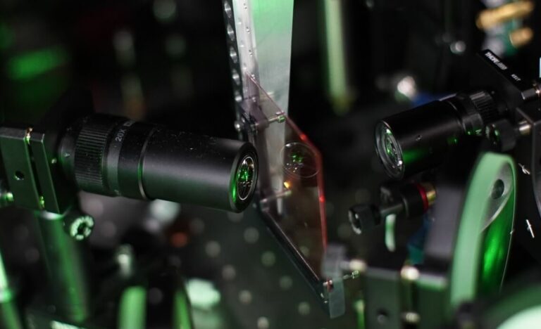 Видео: разработка и изготовление голографической оптики в Facebook Reality Labs