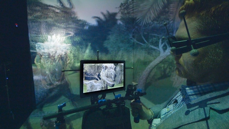 Пещера служит виртуальным голодеком, и технология может быть использована для изучения и проектирования декораций, макетирования AR-проектов или даже съёмки сцен. Здесь я с помощью портативного дисплея выстраиваю съёмку, тогда как динозавр анимировался через motion capture в реальном времени актёром с другой стороны сцены. 