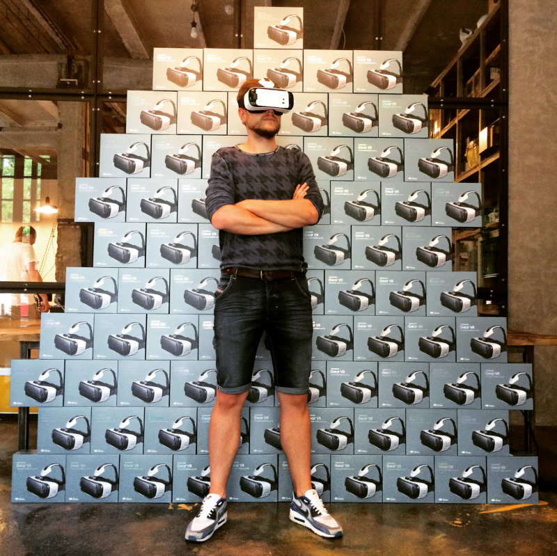 Основатель Interactive Lab Макс Козлов и первые официальные Gear VR в России