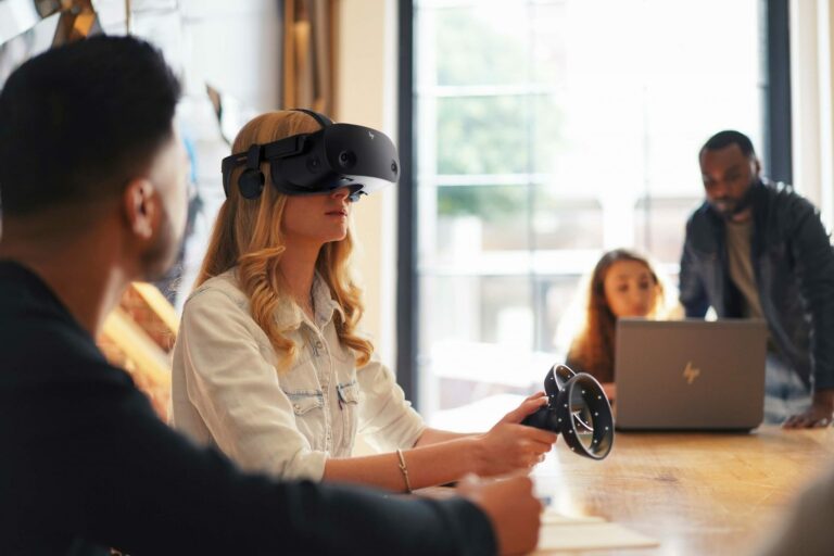 HP представила очки виртуальной реальности Reverb G2 за $600