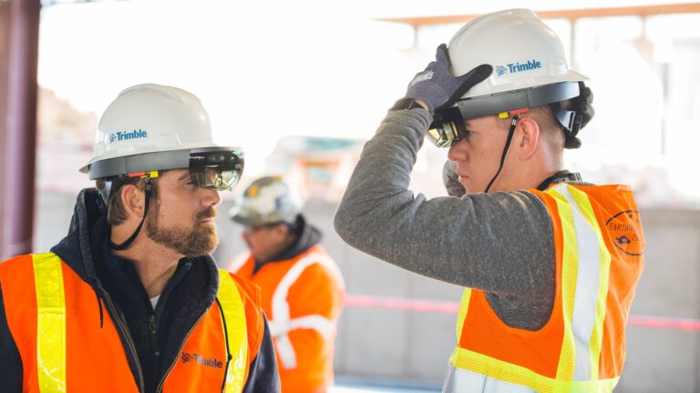 Microsoft расширила географию сбыта HoloLens и прикрепила их к каске