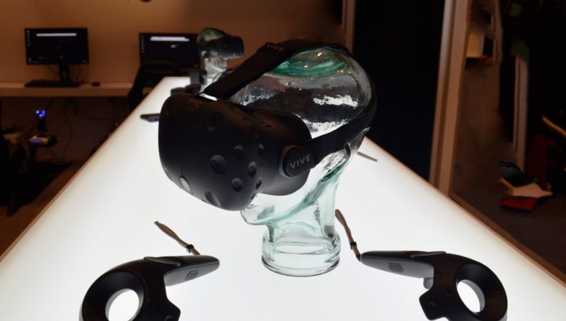 htc-vive-pre-headset-and-controllers-2-1021x580