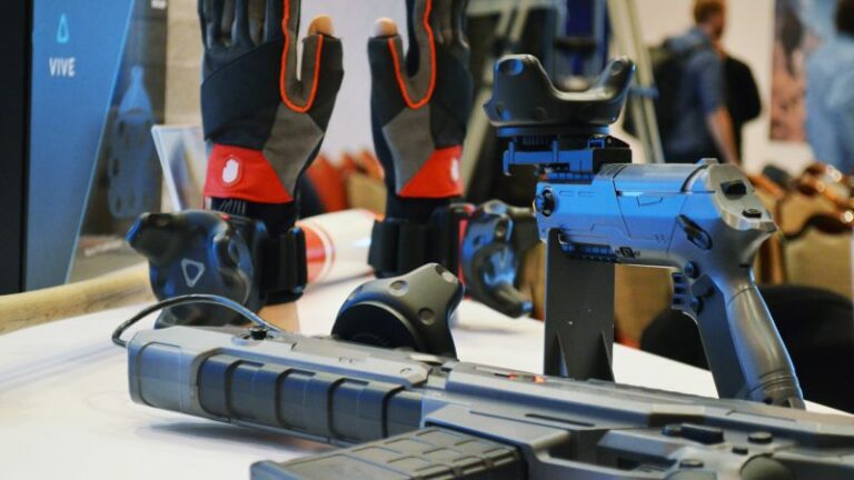 HTC Vive Tracker превращает в ВР-контроллер что угодно