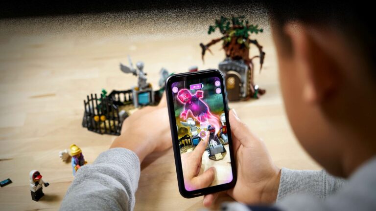 LEGO добавила цифровых призраков в конструкторы Hidden Side