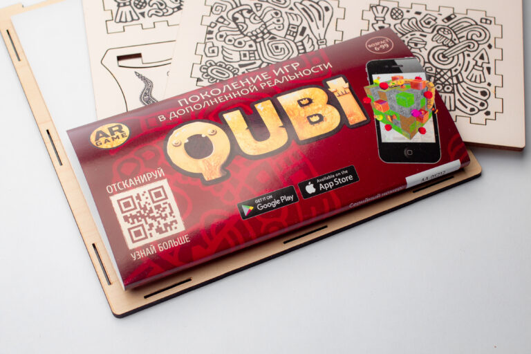 QUBI: кубик дополненной реальности с подставкой для смартфона