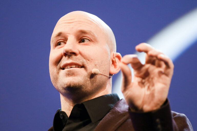 Эндрю Босворт, глава Facebook Reality Labs — о смарт-очках, планах, трудностях и нейроинтерфейсах