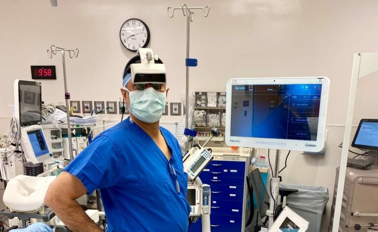 Stamford Health внедряет систему дополненной реальности для спинальной хирургии в больницы США