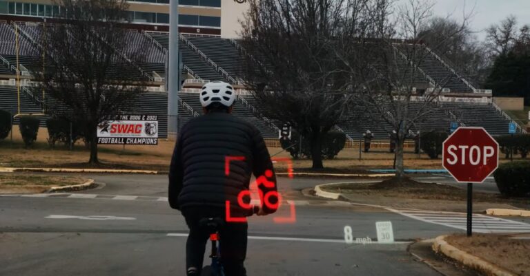 Panasonic и Phiar представили автомобильную систему дополненной реальности с трекингом глаз водителя