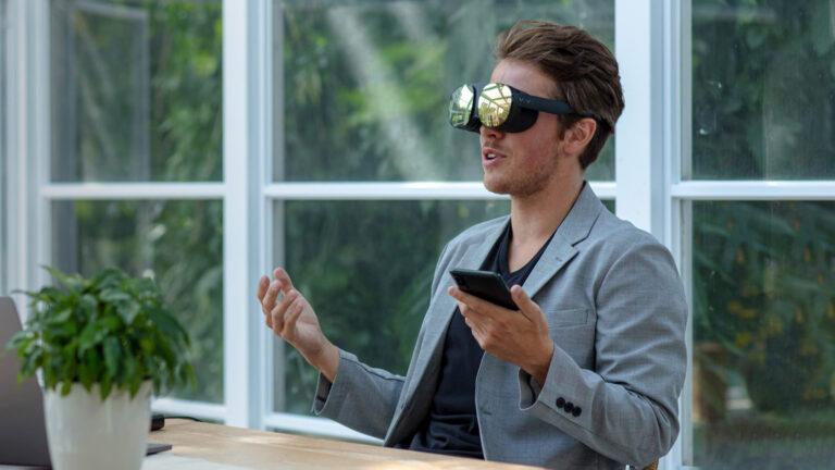 HTC добавит в Vive Flow поддержку iPhone и двуручный ввод