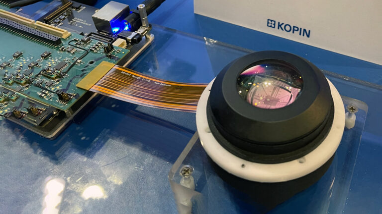 Kopin предложила заказчикам набор из пластиковой блинной линзы и нового ВР-дисплея
