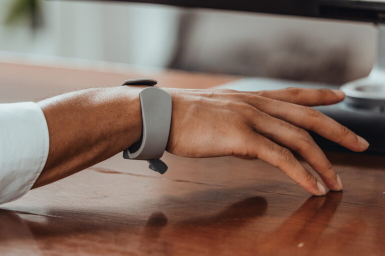 Контроллер-браслет TapXR может управлять очками через постукивание