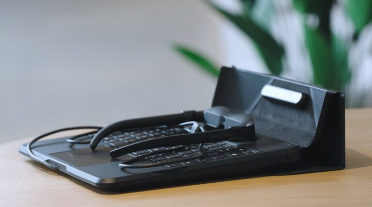 Ноутбук Spacetop вместо дисплея получил очки Nreal. Его производитель привлёк $61 млн