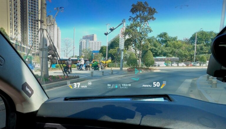 Новый автодисплей дополненной реальности от Raythink помогает с навигацией и спасает от аварий