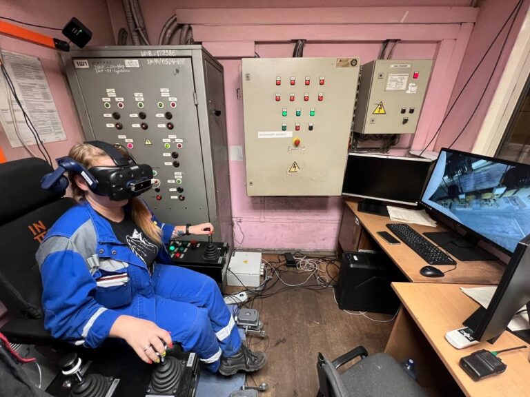 НЛМК начнёт промышленное использование кранов с дистанционными ВР-интерфейсами