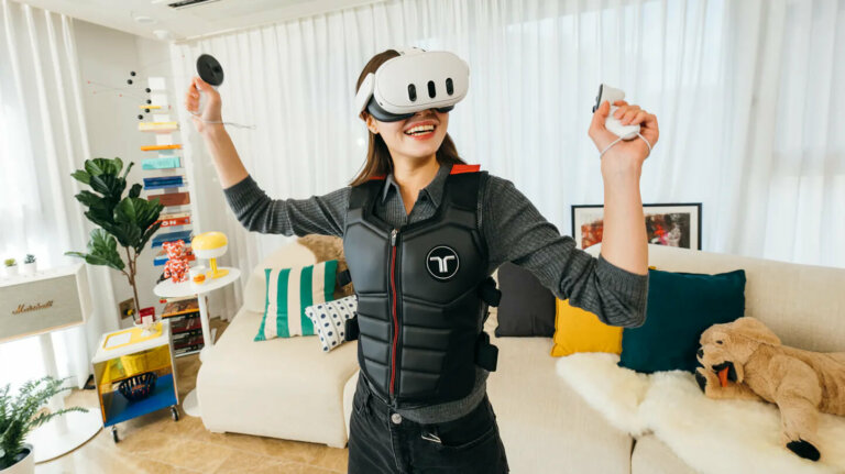 bHaptics представила перчатки TactGlove DK2 и улучшила жилеты TactSuit, которые смогут работать с PS VR2