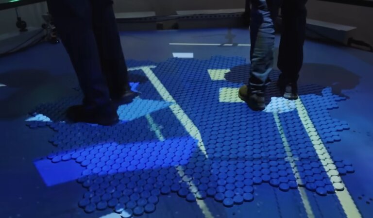 Disney сделала аналог всенаправленной дорожки для виара — всенаправленный пол HoloTile