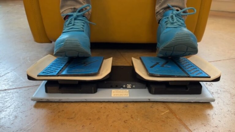 GLYDR: совместимый с очками ножной контроллер в виде педалей