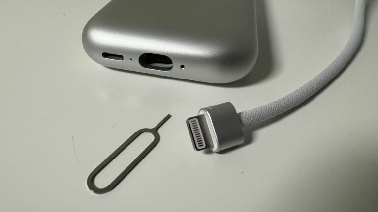 В батарее Vision Pro неожиданно открыли сменный кабель с Lightning
