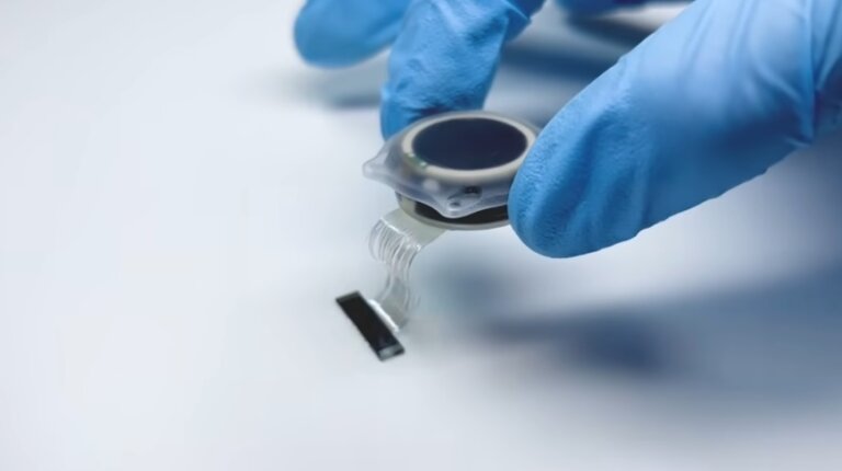 Пациент с модулем Neuralink в мозге научился управлять мышью