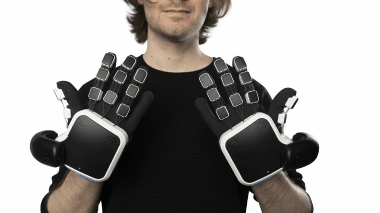 Начались поставки перчаток с продвинутой обратной связью SenseGlove Nova 2