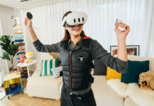 bHaptics представила перчатки TactGlove DK2 и улучшила жилеты TactSuit, которые смогут работать с PS VR2