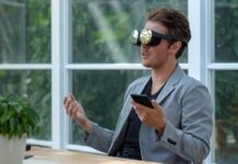 HTC добавит в Vive Flow поддержку iPhone и двуручный ввод
