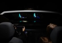 FORVIA HELLA и Distance Technologies объединились в создании беззеркальных автодисплеев дополненной реальности