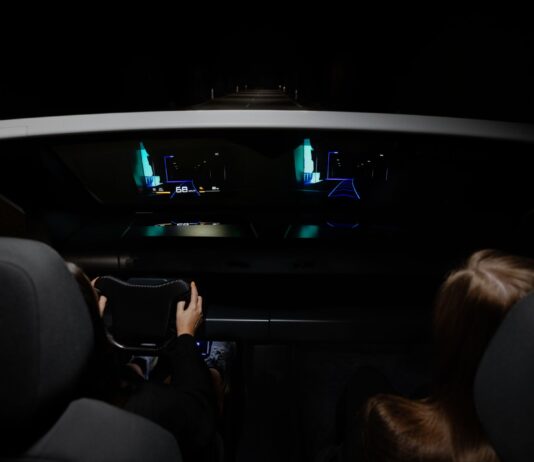 FORVIA HELLA и Distance Technologies объединились в создании беззеркальных автодисплеев дополненной реальности